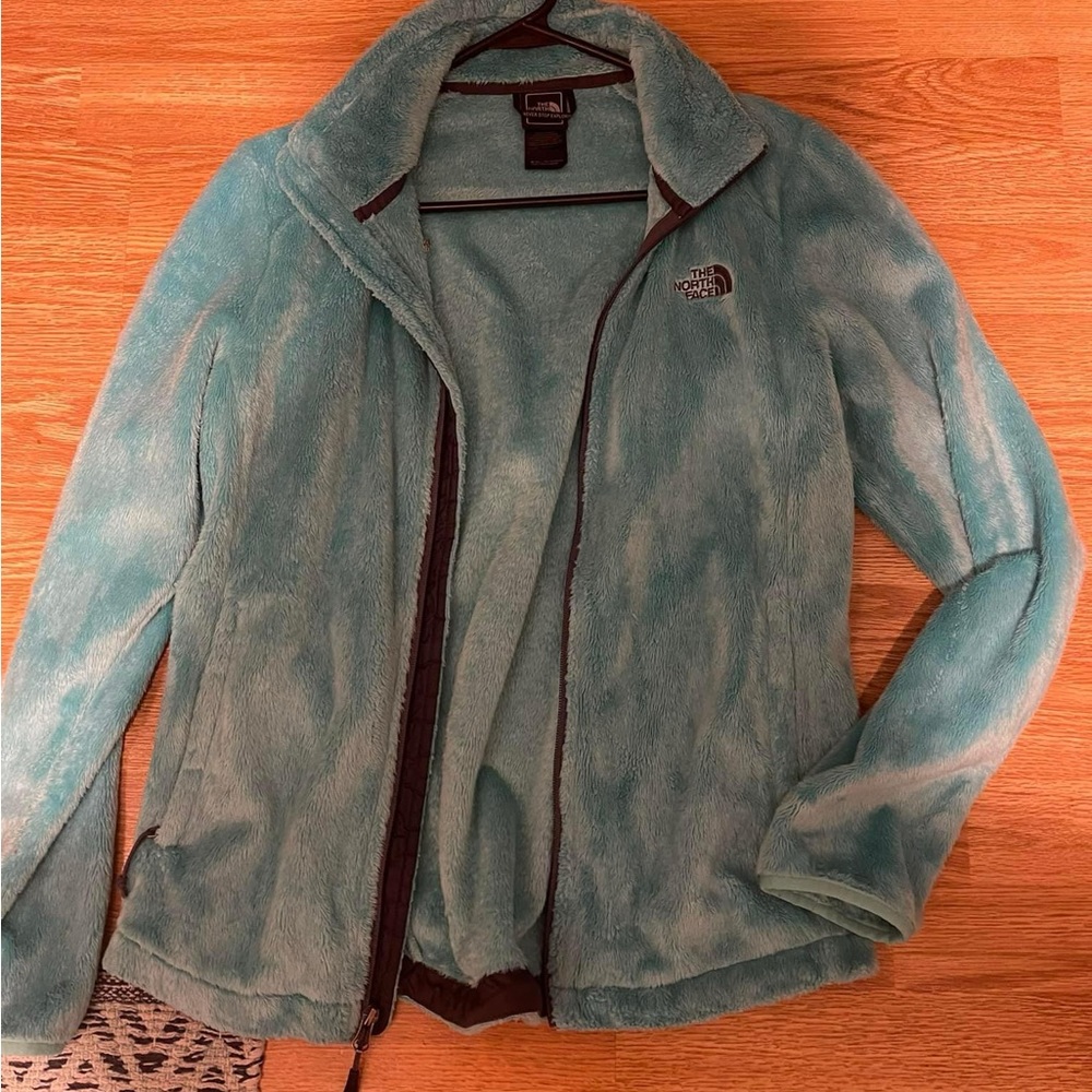North face jacket more of a turquoise color very pretty in great condition